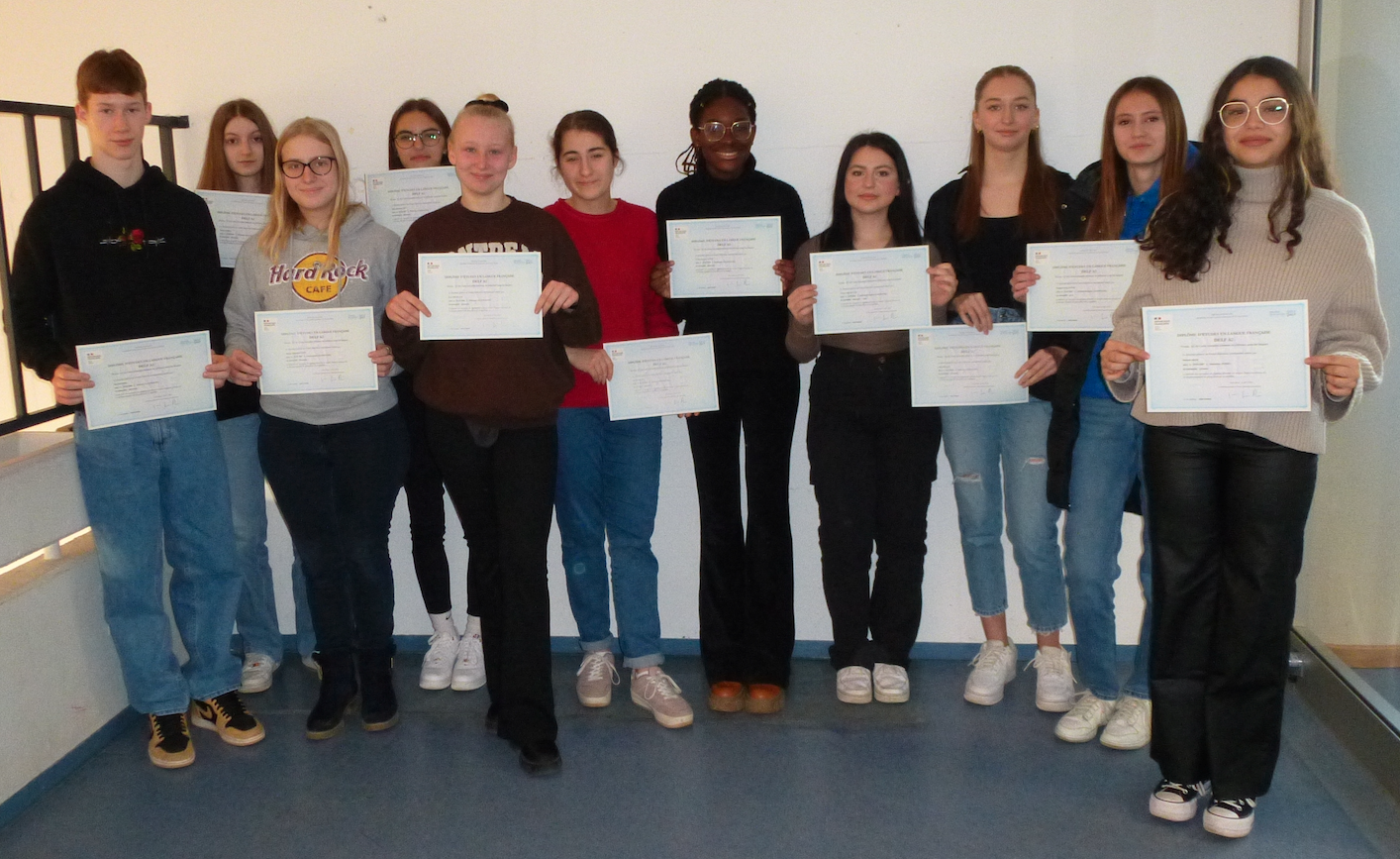 Read more about the article Zehn Delf-Diplome überreicht￼